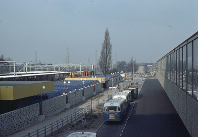 803004 Gezicht op de nieuwe rijwielstalling op het Stationsplein te Utrecht, met rechts het streekbusstation.